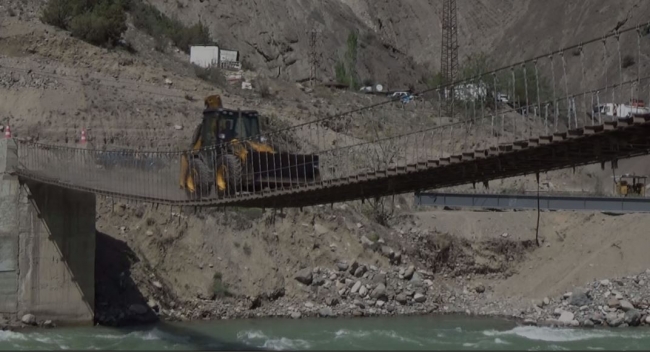 Ölümü göze alarak köprüyü kullanıyorlar